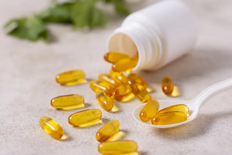 Suplementos naturais em cápsulas usados como apoio no tratamento do Lipedema feminino.